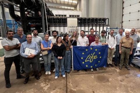 Integrantes del proyecto junto a los auditores que visitaron la planta piloto este jueves. Fotografía de Pedro García Raja.